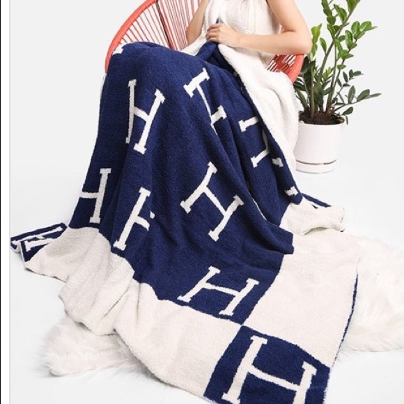 New letter H throw blanket - Picture 8 of 9